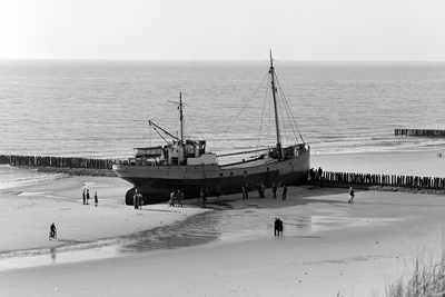 11660 Nederlandse kustvaarder Luctor gestrand tussen Vlissingen en Dishoek op 1 november 1961