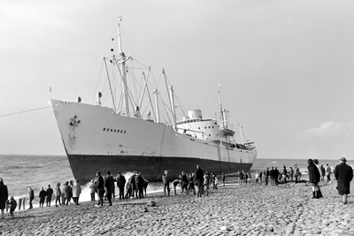 11665 Stranding Zweeds koopvaardijschip Benares bij Westkapelle op 27 maart 1966 en vlotgetrokken in de nacht maandag ...
