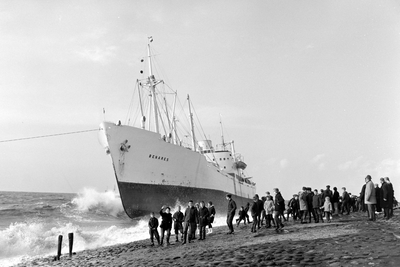11666 Stranding Zweeds koopvaardijschip Benares bij Westkapelle op 27 maart 1966 en vlotgetrokken in de nacht maandag ...