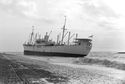 11667 Stranding Zweeds koopvaardijschip Benares bij Westkapelle op 27 maart 1966 en vlotgetrokken in de nacht maandag ...
