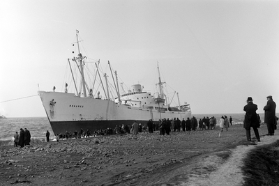 11668 Stranding Zweeds koopvaardijschip Benares bij Westkapelle op 27 maart 1966 en vlotgetrokken in de nacht maandag ...