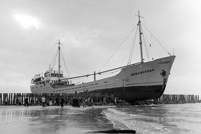 11670 Scheepsongeval. De kustvaarder Beekbergen (bouwjaar 1953, 499 Brt.) op 8 februari 1958 op Strandhoofd 3, van het ...
