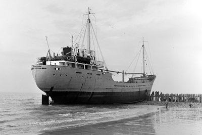 11671 Scheepsongeval. De kustvaarder Beekbergen (bouwjaar 1953, 499 Brt.) op 8 februari 1958 op Strandhoofd 3, van het ...
