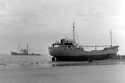 11672 Scheepsongeval. De kustvaarder Beekbergen (bouwjaar 1953, 499 Brt.) op 8 februari 1958 op Strandhoofd 3, van het ...
