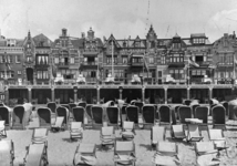 12272 Het badstrand te Vlissingen met strandstoelen en de strandgalerij. Op de achtergrond ziet men Boulevard Evertsen. ...