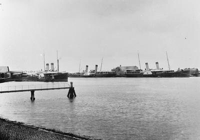 12319 De Buitenhaven van Vlissingen met raderschepen van de Stoomvaartmij. Zeeland
