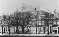 12384 De Bierkade aan de westzijde van de Koopmanshaven te Vlissingen, nu het Bellamypark. Het grote huis in het midden ...
