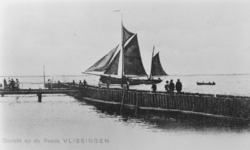 12419 Gezicht op de Reede van Vlissingen, het Roeiershoofd en loodsboot Flissingen no.5