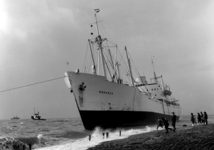 1276 Stranding Zweeds koopvaardijschip Benares bij Westkapelle op 27 maart 1966