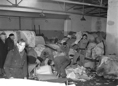 13911 Watersnood 1953. Schoonmaakploeg in magazijn of werkplaats, Vlissingen