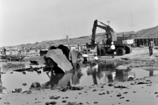 2198 De mijnendienst van de Koninklijke Marine is op het strand bij Dishoek bezig met het opruimen van het achterschip ...