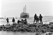 2247 Stranding van de Nederlandse kustvaarder Riet uit Groningen op 5 maart 1977 bij de oude zeedijk op het badstrand ...