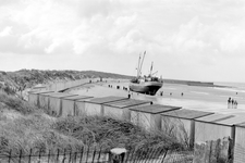 709 Gestrande Nederlandse kustvaarder Pax bij Westkapelle. Het schip strandde 11 juli 1960 en werd na diverse vergeefse ...