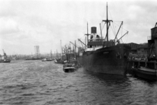 7783 Opnamen in de haven van Rotterdam van de Serula, passagiersschepen aan de Lloyd-kade, ms Shell 55, ss Pernis en ...