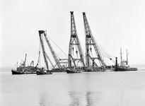 795 Berging Duitse kustvaarder Martin Lütje. Op 15 maart 1961 zonk het schip in de vaargeul ter hoogte van het strand ...