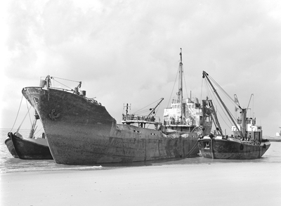 797 Duitse kustvaarder Martin Lütje op het zogenaamde 'Eilandstrand' bij Vlissingen. Op 15 maart 1961 zonk het schip in ...