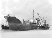 797 Duitse kustvaarder Martin Lütje op het zogenaamde 'Eilandstrand' bij Vlissingen. Op 15 maart 1961 zonk het schip in ...