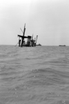 8827 Scheepsongeval. Turks ss Aydin steekt nog net boven water in het Nauw van Bath, gezonken op 11-02-1958