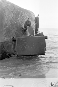 8879 ms Achilles, vastgelopen op de stenen van de Westkappelse-zeedijk, schip na vlottrekken gekapseisd, de geredden ...