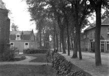 9123 Domburg, ingang Nederlands Hervormde kerk en pension Timmer 