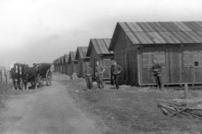 9194 Westkapelle. Barakken met personen en paarden voor de kar