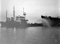 960 Panamese tanker 'Mira Flores' met ruwe olie op weg naar Antwerpen werd op 25 februari 1963 in het Nauw van Bath ...