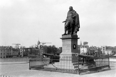 9721 Vlissingen. Standbeeld M.A. de Ruyter, gezien richting Nieuwedijk