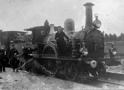 10192 Locomotief van de Nederlandse Spoorwegen met verschillende personen, waarschijnlijk op het rangeerterrein (depot) ...