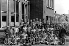 10654 Vlissingen. Klas 2 van de Oranjeschool, Bloemenlaan. Bovenste rij van l. naar r.: Piet Steketee, Erik Bode, Rook ...