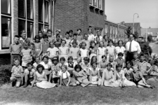 10657 Vlissingen. Klas 5 van de Oranjeschool, Bloemenlaan. Links staat hoofdonderwijzer de Groot. Rechts staat ...
