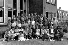 10659 Vlissingen. Klas 5 van de Oranjeschool, Bloemenlaan. Bovenste rij van l. naar r.: hoofdonderwijzer de Groot, Jan ...