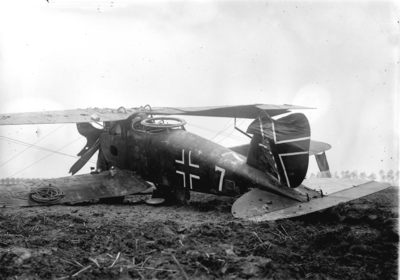 10878 Eerste Wereldoorlog. Oostburg, neergestort Duits escorte-ground attack vliegtuig van het type Halberstadt CLII; ...