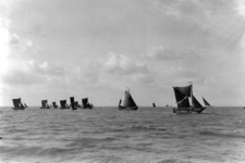 10888 Nederlandse vissersvloot op zee. Rechts de hoogaars Vli.1 van Robert Oreel en in midden de Vli.19 van Hein Marijs