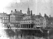 11917 Het Beursgebouw (midden) op het Beursplein te Vlissingen. Daarnaast rechts herberg/café La Ville d'Ostende aan de ...