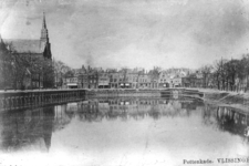 11918 De Pottekaai of Nieuwe haven of Rommelhaven met op de achtergrond de Stenenbeer te Vlissingen. De straat aan de ...