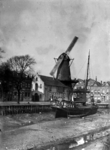 11963 Op de voorgrond de Achterhaven te Vlissingen. De Kaaskade: van links naar rechts. De Dam: rechts van de molen. De ...