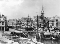 12074 Gezicht op de Koopmanshaven te Vlissingen met op de voorgrond de Voorhaven. Tussen deze twee havens ziet men de ...