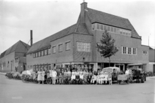 12468 Groepsfoto van het personeel van coöp. de Broederband te Vlissingen voor de brood- en banketbakkerij aan de Van ...