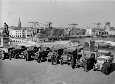 12866 Personeel en vrachtauto's van het transportbedrijf J.W. Elderkamp op het Keizersbolwerk, Boulevard de Ruyter te ...