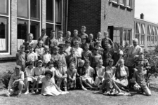 13258 Klas 5 van de Oranjeschool in de Bloemenlaan, Vlissingen. Bovenste rij van l. naar r.: hoofdonderwijzer de Groot, ...