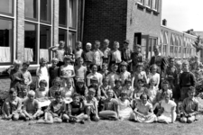 13260 Klas 2 van de Oranjeschool in de Bloemenlaan, Vlissingen. Bovenste rij van l. naar r.: Piet Steketee, Erik Bode, ...