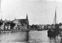13560 Nieuwe Haven of Pottekaai te Vlissingen, de straat links met de Nieuwe Kerk en de R.K. kerk werd ook Pottekade ...