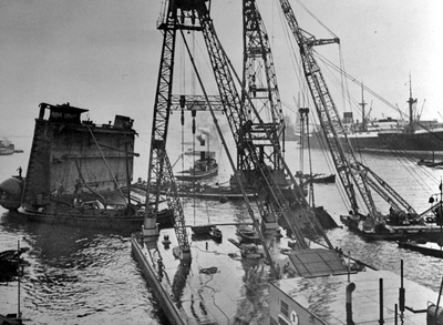 13593 Drijvende bok met schip op de achtergrond (reproductie)