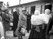 13773 Bezoek H.M. koningin Wilhelmina aan Walcheren, barakkenkamp in Westkapelle