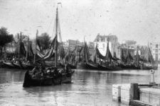 15695 'Vlissingen, Vissershaven' De Engelse- of Vissershaven, het binnenkomende visserschip is de Vli.5 van Cornelis ...