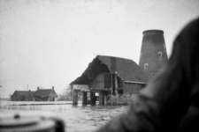 15714 Tweede Wereldoorlog, inundatie. Molen De Lelie, schuur en huizen te Koudekerke onder water. Molen De Lelie is een ...