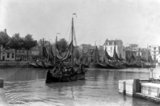 16539 De Engelse- of Vissershaven te Vlissingen. De binnenkomende vissersboot is de Vli.5 van Cornelis Meerman (kees ...