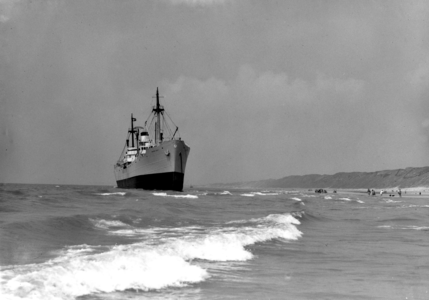 5177 Deens vrachtschip Inger Toft gestrand ter hoogte van Kaapduin tussen Vlissingen en Zoutelande