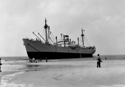 5178 Deens vrachtschip Inger Toft gestrand ter hoogte van Kaapduin tussen Vlissingen en Zoutelande