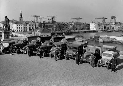 5220 Personeel en vrachtauto's van het transportbedrijf J.W. Elderkamp op het Keizersbolwerk, Boulevard de Ruyter te ...